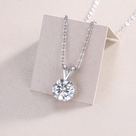 1V-shaped - A Fashionable And Luxurious Diamond Jewelry Piece Set With 2-carat Moissan Diamond S925 Sterling Silver And Platinum-plated Pendant